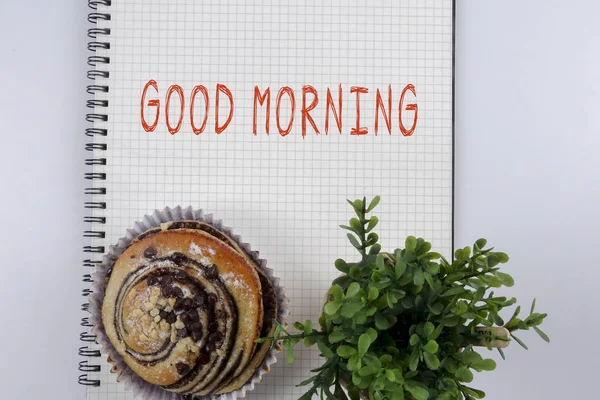 Concepto de negocio de desayuno sencillo, café y croissant con bloc de notas, vasos y planta verde. Copiar espacio . — Foto de Stock