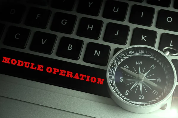 Kompas na černou klávesnicí s plánováním, strategické koncepční text. nízké světlo — Stock fotografie