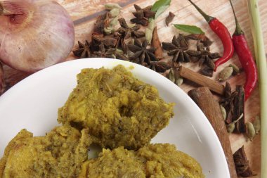 Malezya çanak Rendang Ayam veya kuru köri tavuk ve ahşap arka plan üzerinde Ketupat Nasi (pirinç hamur tatlısı)