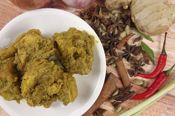 Prato malaio Rendang Ayam ou frango curry seco e Ketupat Nasi (Arroz Dumpling) sobre fundo de madeira — Fotografia de Stock