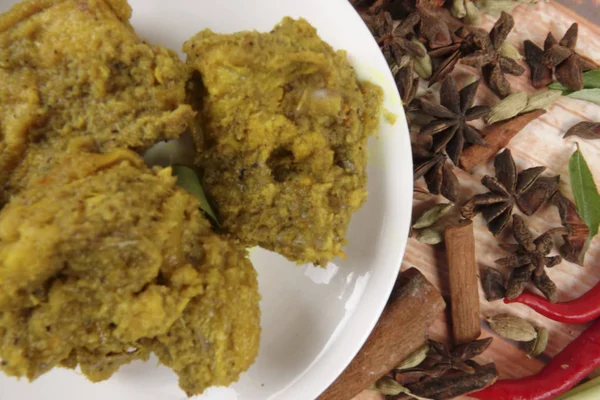 Piatto malese Rendang Ayam o pollo al curry secco e Ketupat Nasi (gnocco di riso) su sfondo di legno — Foto Stock