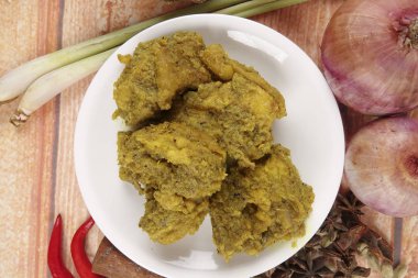 Malezya çanak Rendang Ayam veya kuru köri tavuk ve ahşap arka plan üzerinde Ketupat Nasi (pirinç hamur tatlısı)