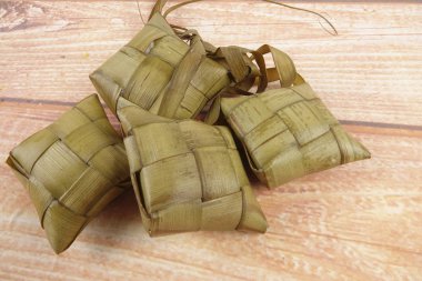 Malezya çanak Rendang Ayam veya kuru köri tavuk ve ahşap arka plan üzerinde Ketupat Nasi (pirinç hamur tatlısı)