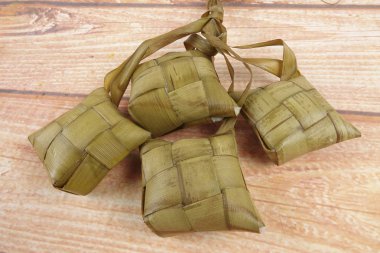 Malezya çanak Rendang Ayam veya kuru köri tavuk ve ahşap arka plan üzerinde Ketupat Nasi (pirinç hamur tatlısı)