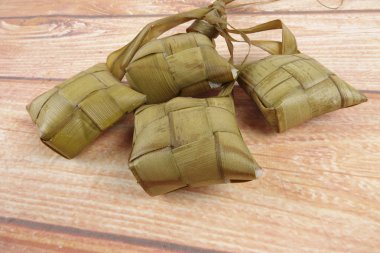 Malezya çanak Rendang Ayam veya kuru köri tavuk ve ahşap arka plan üzerinde Ketupat Nasi (pirinç hamur tatlısı)