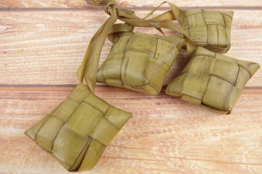 Malezya çanak Rendang Ayam veya kuru köri tavuk ve ahşap arka plan üzerinde Ketupat Nasi (pirinç hamur tatlısı)