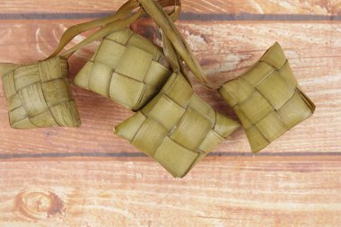 Malezya çanak Rendang Ayam veya kuru köri tavuk ve ahşap arka plan üzerinde Ketupat Nasi (pirinç hamur tatlısı)