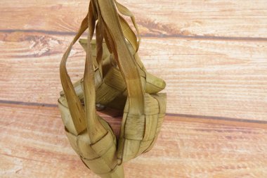 Malezya çanak Rendang Ayam veya kuru köri tavuk ve ahşap arka plan üzerinde Ketupat Nasi (pirinç hamur tatlısı)