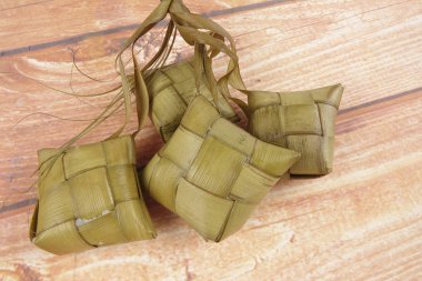 Malezya çanak Rendang Ayam veya kuru köri tavuk ve ahşap arka plan üzerinde Ketupat Nasi (pirinç hamur tatlısı)