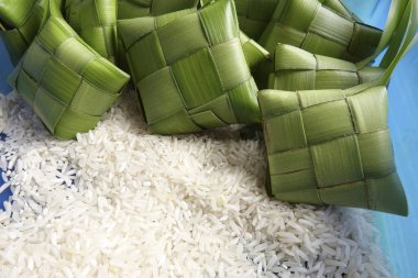Hamur tatlısı pirinç (ketupat nasi yapmak)
