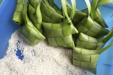 Hamur tatlısı pirinç (ketupat nasi yapmak)