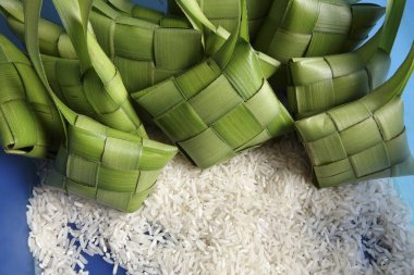 Hamur tatlısı pirinç (ketupat nasi yapmak)