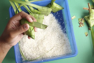 Hamur tatlısı pirinç (ketupat nasi yapmak)