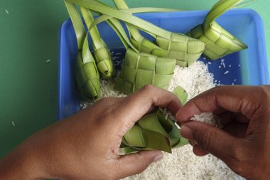 Hamur tatlısı pirinç (ketupat nasi yapmak)