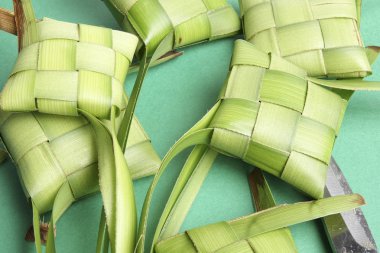 Hamur tatlısı pirinç (ketupat nasi yapmak)