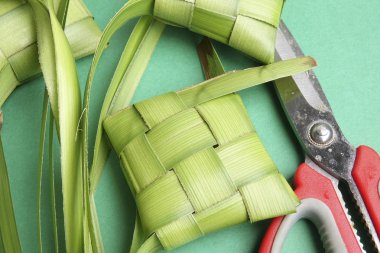 Hamur tatlısı pirinç (ketupat nasi yapmak)