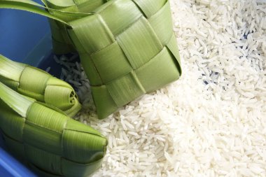 Hamur tatlısı pirinç (ketupat nasi yapmak)