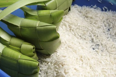 Hamur tatlısı pirinç (ketupat nasi yapmak)