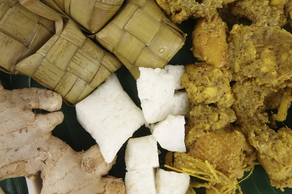 马来西亚菜巴东 Ayam 或干咖喱鸡和 Ketupat 鼻翼 （汤圆） 在木制的背景 — 图库照片