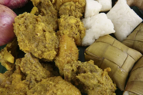 Prato malaio Rendang Ayam ou frango curry seco e Ketupat Nasi (Arroz Dumpling) sobre fundo de madeira — Fotografia de Stock