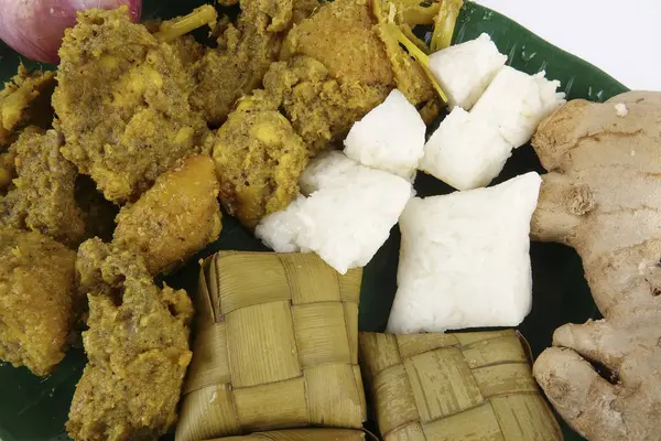 Prato malaio Rendang Ayam ou frango curry seco e Ketupat Nasi (Arroz Dumpling) sobre fundo de madeira — Fotografia de Stock
