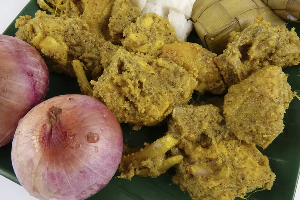 Hidangan Malaysia Rendang Ayam atau ayam kari kering dan Ketupat Nasi (Beras Dumpling) di atas latar belakang kayu — Stok Foto