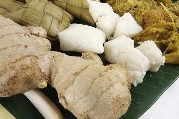 Prato malaio Rendang Ayam ou frango curry seco e Ketupat Nasi (Arroz Dumpling) sobre fundo de madeira — Fotografia de Stock