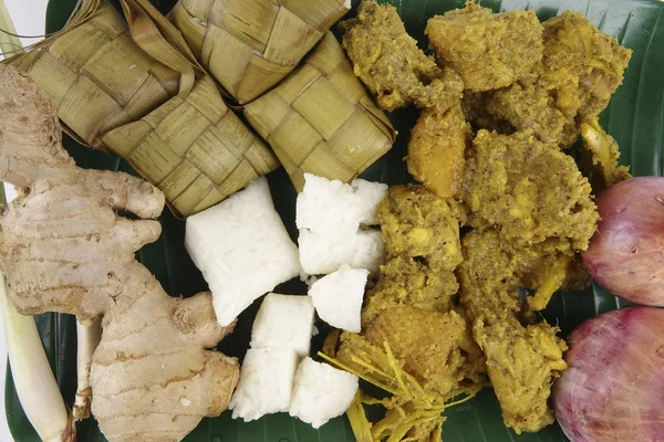 Prato malaio Rendang Ayam ou frango curry seco e Ketupat Nasi (Arroz Dumpling) sobre fundo de madeira — Fotografia de Stock