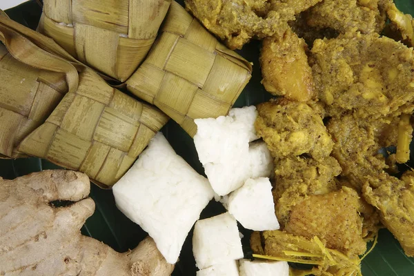 马来西亚菜巴东 Ayam 或干咖喱鸡和 Ketupat 鼻翼 （汤圆） 在木制的背景 — 图库照片