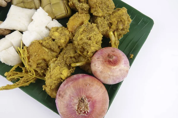 Malezyjski danie Rendang Ayam lub suche curry kurczak i Ketupat Nasi (ryż Dumpling) nad podłoże drewniane — Zdjęcie stockowe