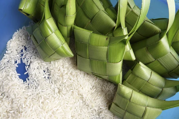 Производство пельменей риса (ketupat nasi ) — стоковое фото