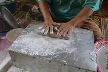 Geleneksel gelir, East Coast Malezya popüler geleneksel bir yemek yapma. Bulanık resim