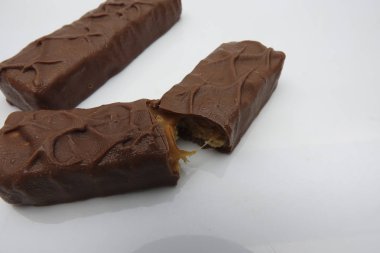 Beyazın üzerinde izole edilmiş çikolataya yakın çekim