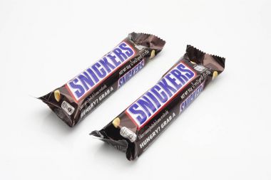 Malezya, 30 Haziran 2017. Mars tarafından yapılmış çikolata snickers, Incorporated beyaz bir arka plan üzerinde izole.