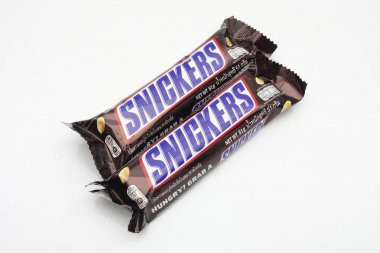 Malezya, 30 Haziran 2017. Mars tarafından yapılmış çikolata snickers, Incorporated beyaz bir arka plan üzerinde izole.