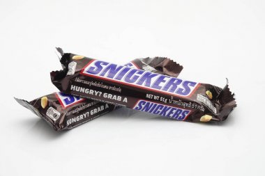 Malezya, 30 Haziran 2017. Mars tarafından yapılmış çikolata snickers, Incorporated beyaz bir arka plan üzerinde izole.