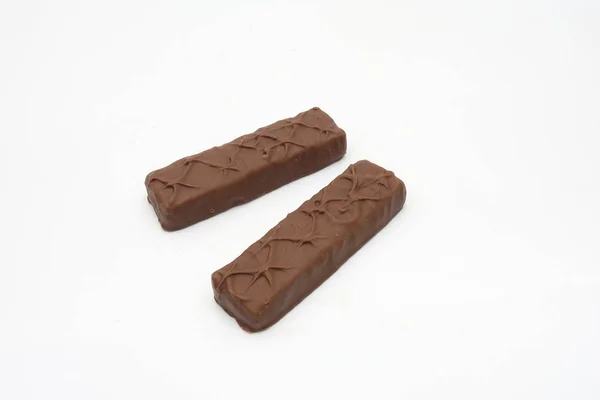 Beyazın üzerinde izole edilmiş çikolataya yakın çekim — Stok fotoğraf