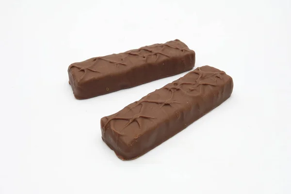 Fechar a barra de chocolate isolado em branco — Fotografia de Stock