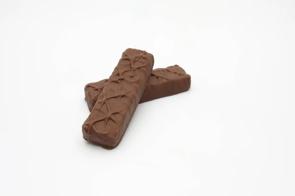 Fechar a barra de chocolate isolado em branco — Fotografia de Stock