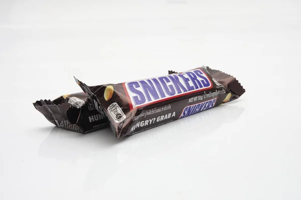 Malajsie, 30. června 2017. Snickers candy bar vyrobené společností Mars, Incorporated izolovaných na bílém pozadí. — Stock fotografie