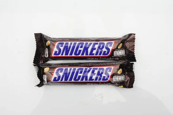 MALASIA, 30 de junio de 2017. Snickers barra de caramelo hecha por Mars, Incorporated aislado sobre un fondo blanco . — Foto de Stock