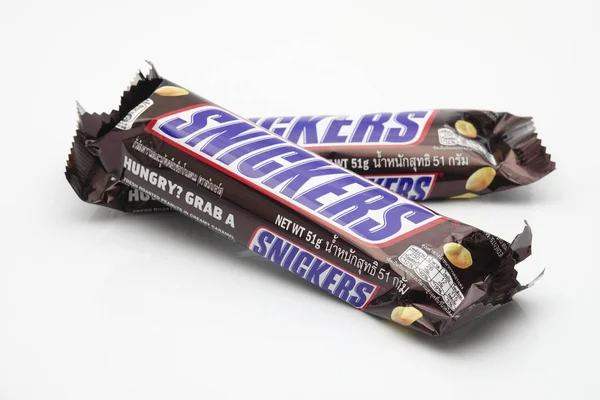 MALASIA, 30 de junio de 2017. Snickers barra de caramelo hecha por Mars, Incorporated aislado sobre un fondo blanco . — Foto de Stock