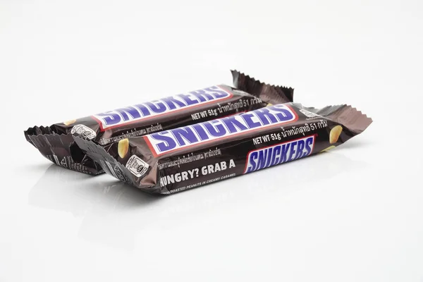 MALÁSIA, 30 de junho de 2017. Barra de chocolate Snickers feita por Marte, Incorporado isolado em um fundo branco . — Fotografia de Stock