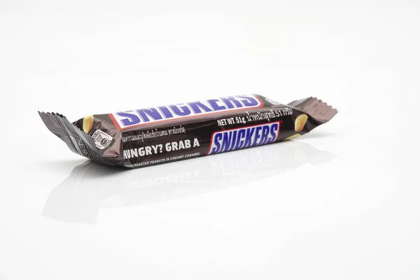 MALÁSIA, 30 de junho de 2017. Barra de chocolate Snickers feita por Marte, Incorporado isolado em um fundo branco . — Fotografia de Stock
