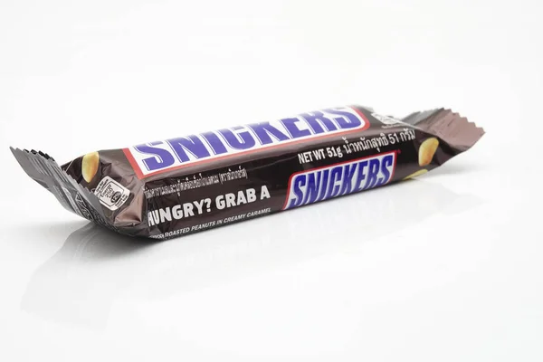 Malaysia, 30 juni 2017. Snickers chokladkaka gjord av Mars, Incorporated isolerade på en vit bakgrund. — Stockfoto