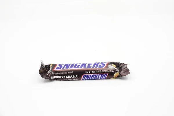 Malajsie, 30. června 2017. Snickers candy bar vyrobené společností Mars, Incorporated izolovaných na bílém pozadí. — Stock fotografie