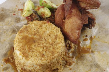 Geleneksel Buhar pirinç köri ve kızarmış tavuk.