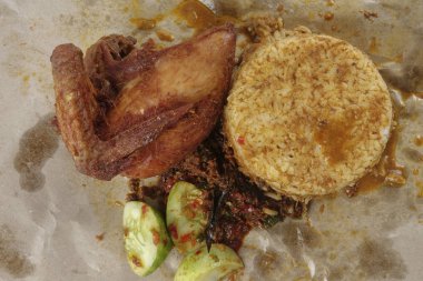 Geleneksel Buhar pirinç köri ve kızarmış tavuk.