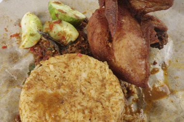 Geleneksel Buhar pirinç köri ve kızarmış tavuk.