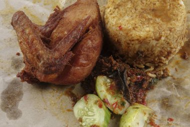 Geleneksel Buhar pirinç köri ve kızarmış tavuk.